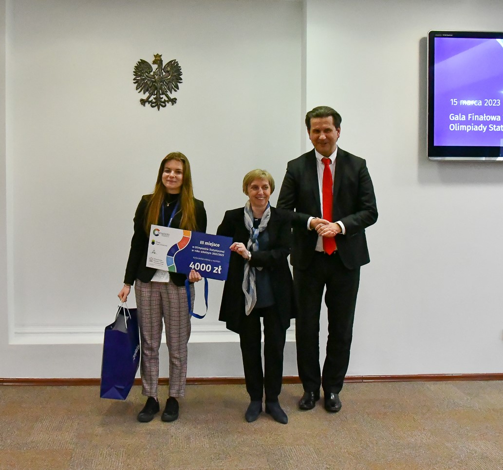Kinga Gruszka - laureatka VII edycji Olimpiady Satystycznej odbiera czek na 4000 pln
